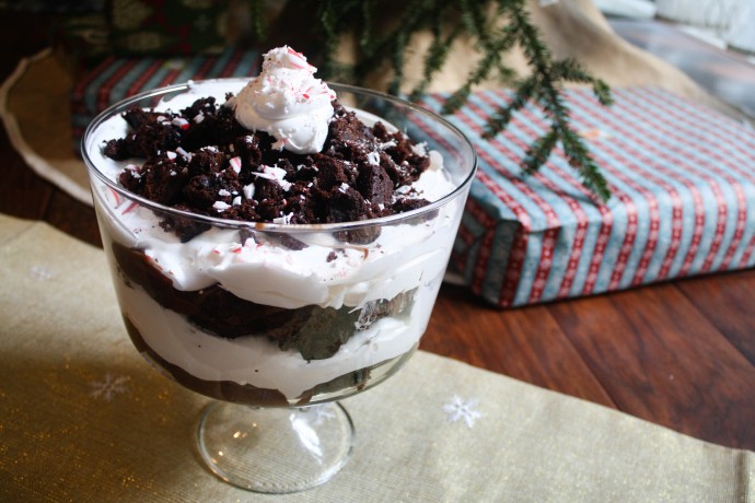 Peppermint Brownie Trifle // Layers of brownie pieces, chocolate pudding, cool whip and candy cane pieces create a beautiful holiday dessert