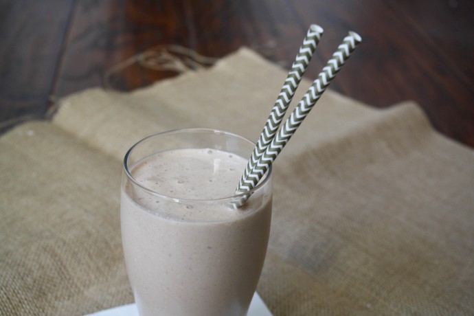Hungry? This healthy Oatmeal Cookie Protein Shake is a filling snack!