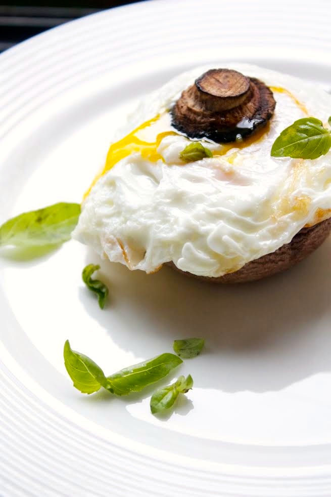Quick Gluten Free Breakfast – Egg on a Pesto Filled Portabella