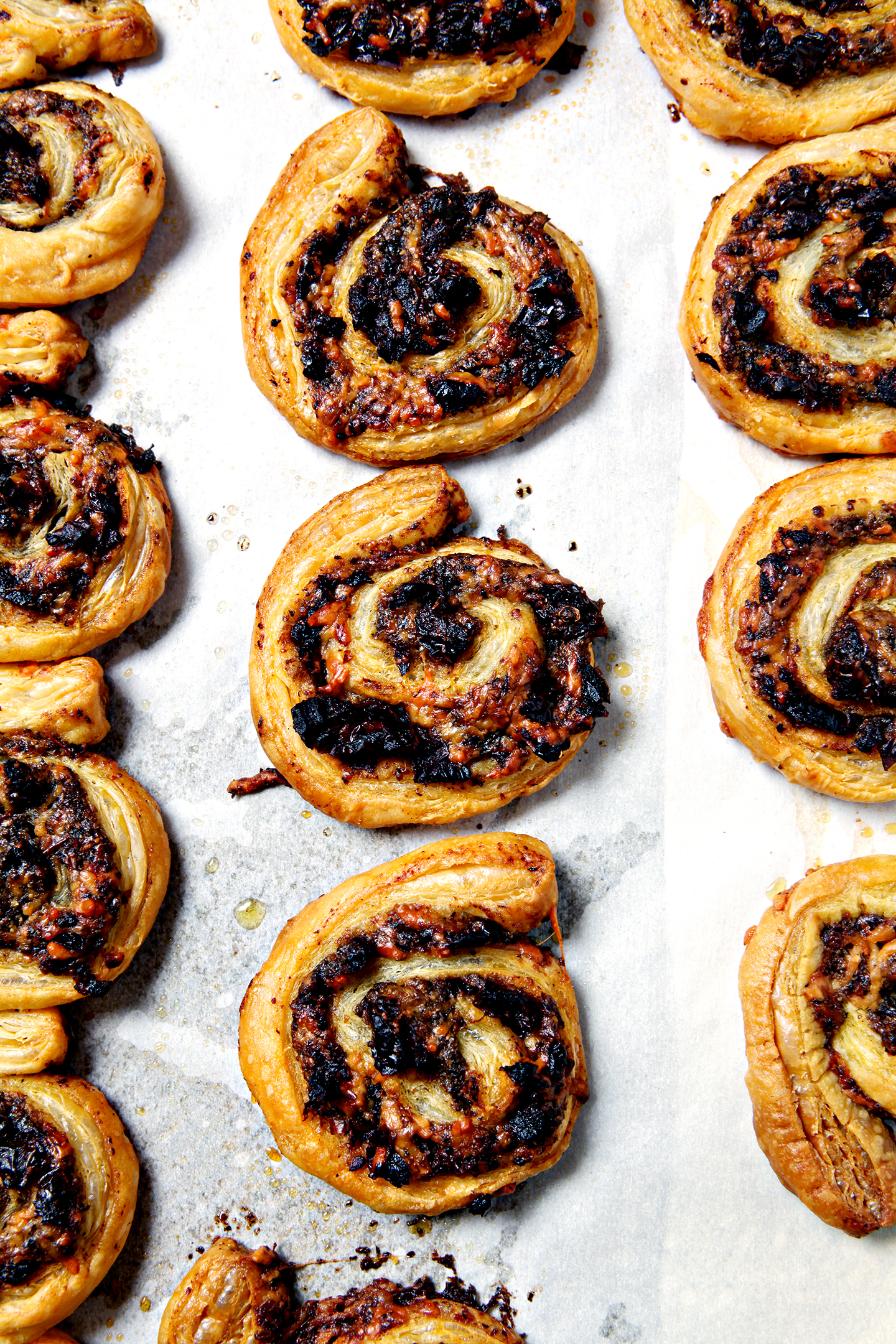Pesto and Sun-Dried Tomato Pinwheels | Looking for a party app that feeds a crowd and is delicious? These Pesto and Tomato Pinwheels, stuffed with pesto (homemade or store-bought!), sun-dried tomatoes and parmesan cheese, are the perfect starter! @speckledpalate for @mycookingspot