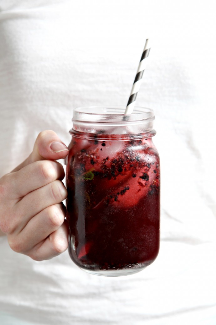 Blackberry Mint Spritzers | Cool down this September with a flavorful spritzer! Made simply using fresh blackberries, mint, simple syrup and ginger ale, this will become a fast favorite!