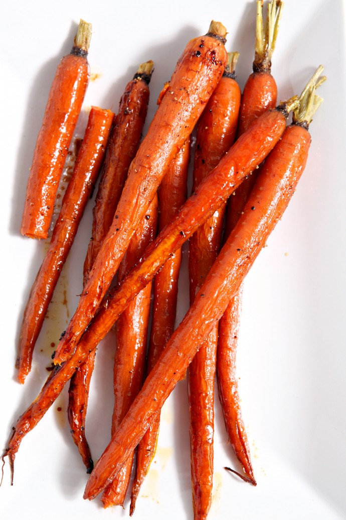 Honey Roasted Whole Carrots are the perfect accompaniment for any weeknight meal. Carrots are tossed in olive oil and honey, then dusted with cayenne pepper for a delightful sweet-spicy kick. #sidedish #carrots #cayenne #weeknightside